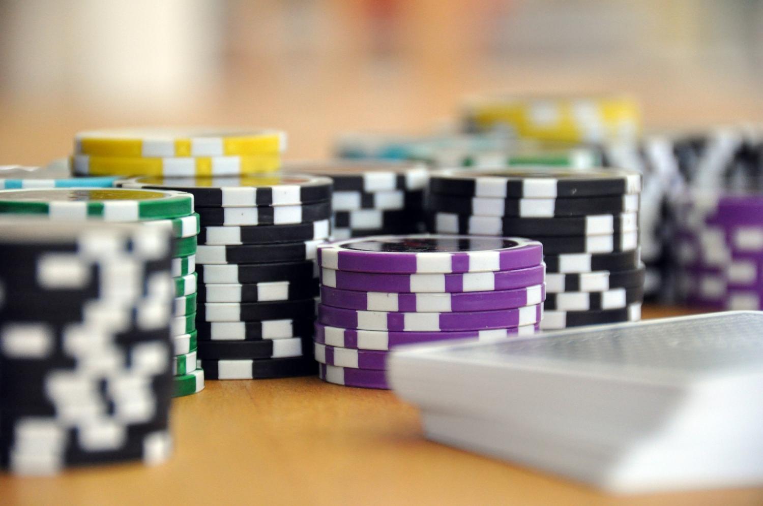 Tricks to become a pro in playing poker game